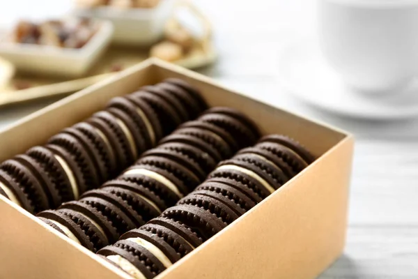 Karton kutu çikolata kurabiye ile — Stok fotoğraf