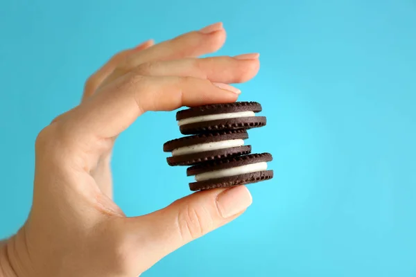 Ženská ruka hospodářství čokoládové sušenky — Stock fotografie