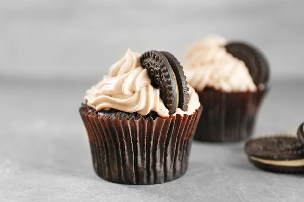 Tasty cupcakes with chocolate cookies — Stock Photo, Image