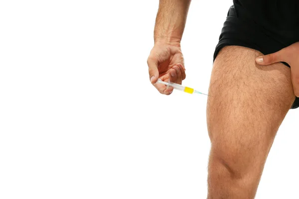 Homme musculaire injectant des stéroïdes — Photo
