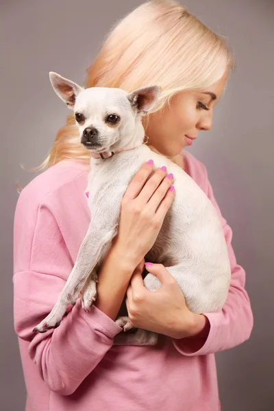 Ragazza in possesso di cane carino — Foto Stock