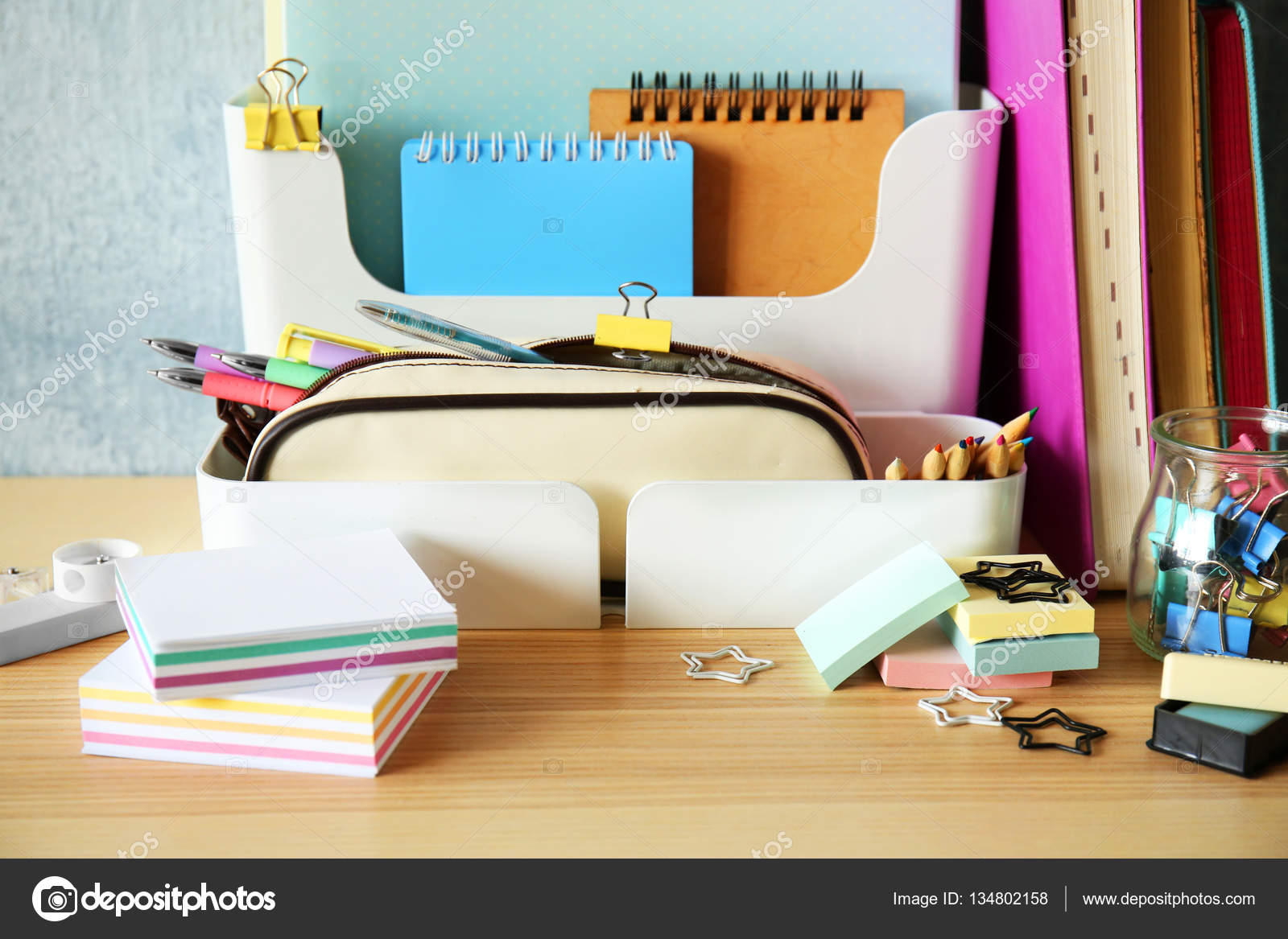Alat tulis di atas meja Stok Foto, Alat tulis di atas meja Gambar