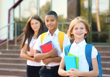 Gençler sırt çantaları ve dizüstü bilgisayarlar ile 