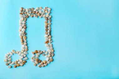 Mavi arka plan, closeup üzerinde küçük taşlarla yapılmış Müzik Notası