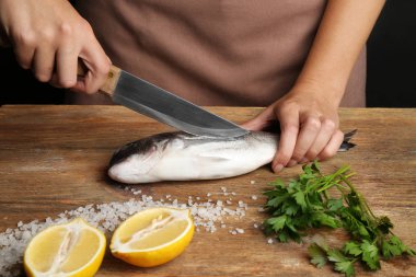 çiğ balık pişirme kadın  