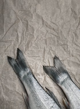 Kağıt üzerinde çiğ balık 