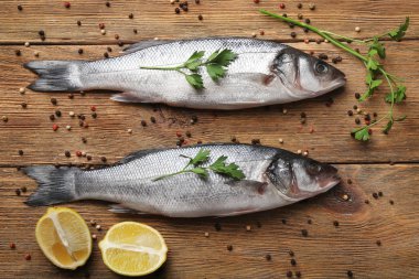 Maydanoz ile çiğ balık 