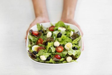 salata bir kase holding eller