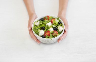 salata bir kase holding eller