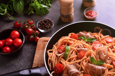 Amatriciana soslu spagetti