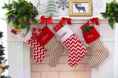 Şömine ile dekore edilmiş çorap