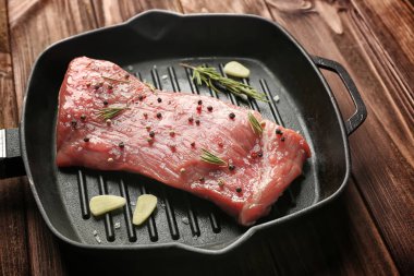 Aromatik rosemary ile lezzetli biftek