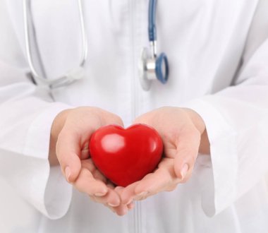 Steteskoplu doktor kalbi tutuyor.