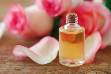 gül yaprakları ile uçucu yağ 