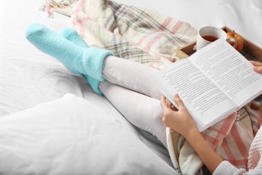 Kitap okuma gıda ile kız