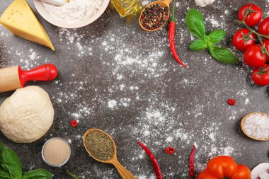 Pizza malzemelerle çiğ hamur