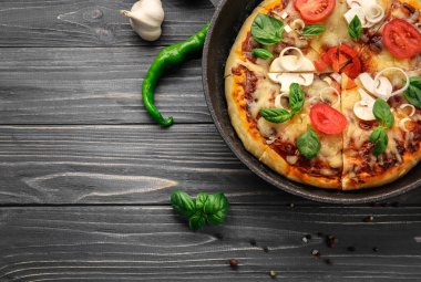 Taze pişmiş pizza.