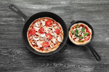 Tavada mantar ile çiğ pizza