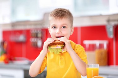 Çocuk having kahvaltı