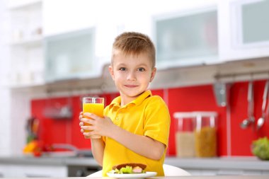 Çocuk having kahvaltı