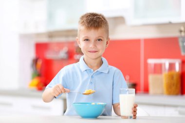 Çocuk having kahvaltı