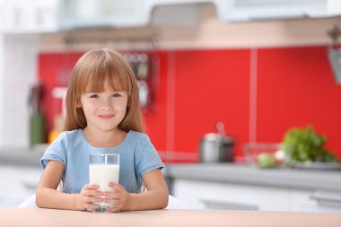 Kız having kahvaltı