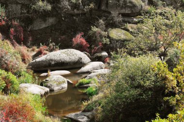 tepeler ile manzara ve akarsu