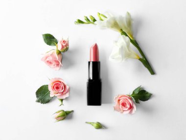 Güzel çiçekler rujla 