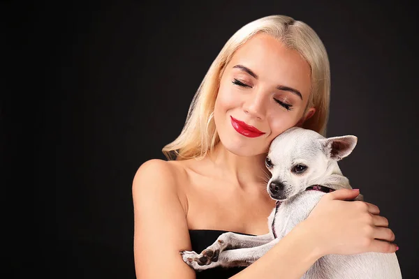 Menina segurando cão bonito — Fotografia de Stock