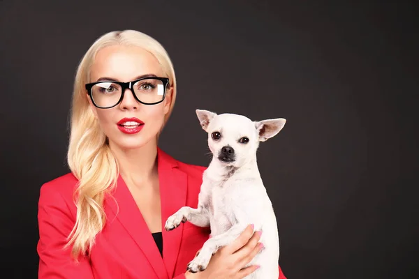 Mädchen mit süßem Hund — Stockfoto