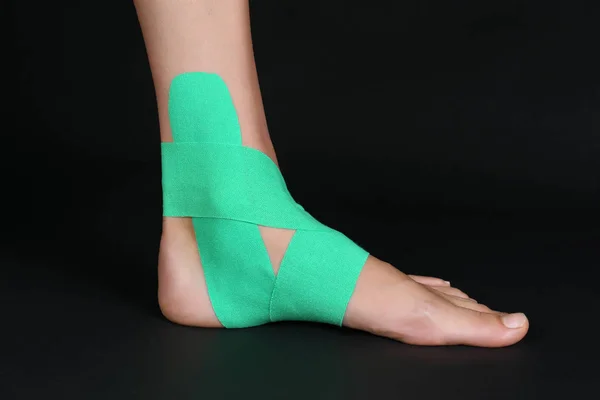 Нога с физиологической лентой — стоковое фото