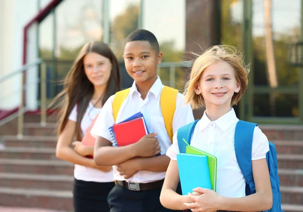 Gençler sırt çantaları ve dizüstü bilgisayarlar ile 