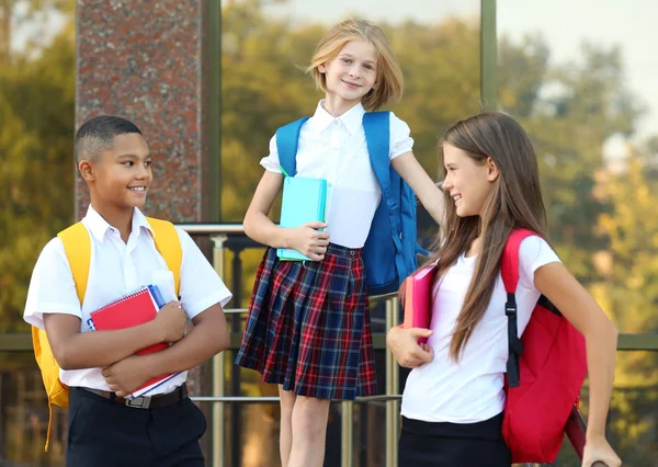 Adolescents avec sacs à dos et cahiers — Photo