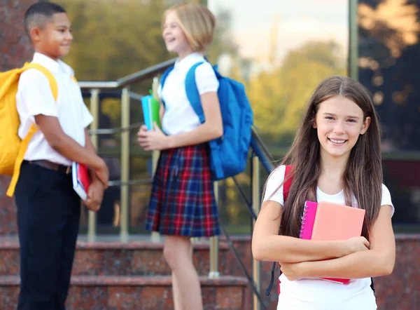 Neşeli gençler ile sırt çantaları   