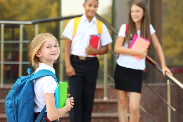 Cheerful teenagers with backpacks — Stock Photo, Image