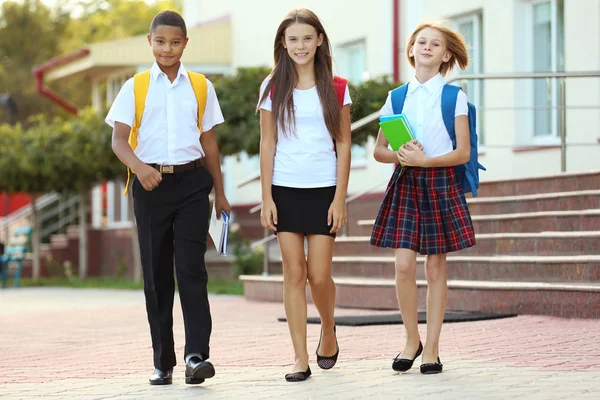 Studenti Con Zaini Quaderni Che Camminano Strada — Foto Stock