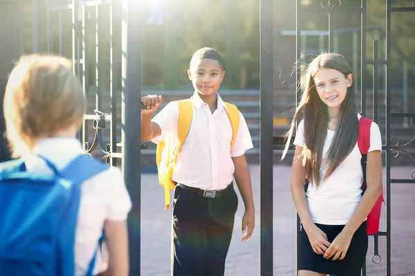 Adolescente et ses amis — Photo