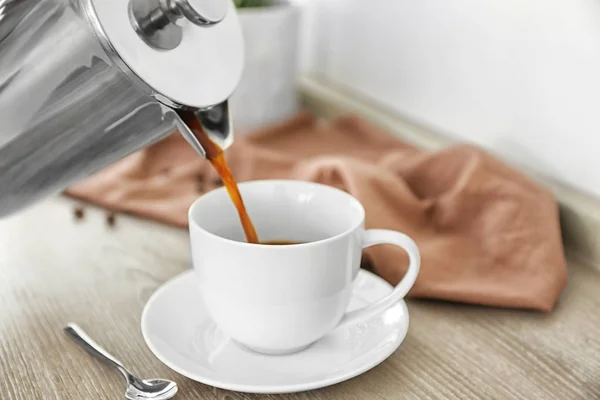 Kaffee aus Kanne gegossen — Stockfoto