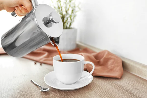 Menuangkan kopi dari panci — Stok Foto