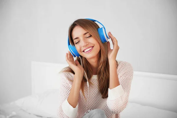 Woman listening to music — Stock Photo, Image