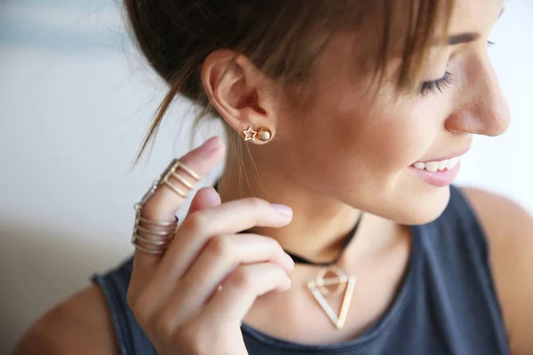 Серьги одевают или надевают. Девушка надевает серьги. Надевает серьги. Надевает сережки. Крупный план одевать сережку.