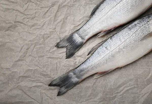 Сырая рыба на бумаге — стоковое фото