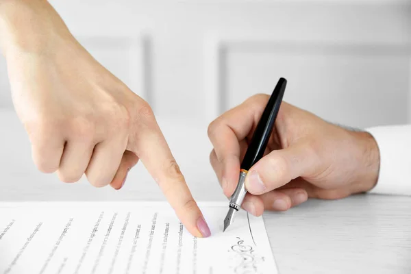 Signing marriage contract — Stock Photo, Image