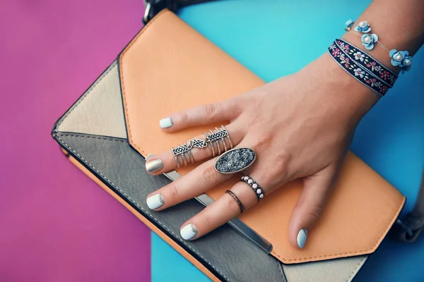 Hand with jewelry and clutch bag — Stock Photo, Image