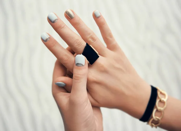 Vrouwelijke handen met sieraden — Stockfoto