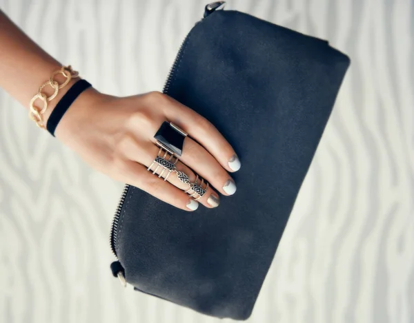 Hand met sieraden en clutch tas — Stockfoto