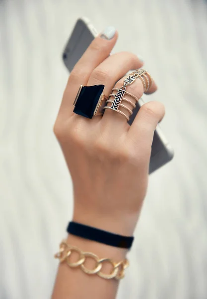 Hand with jewelry and cellphone — Stock Photo, Image