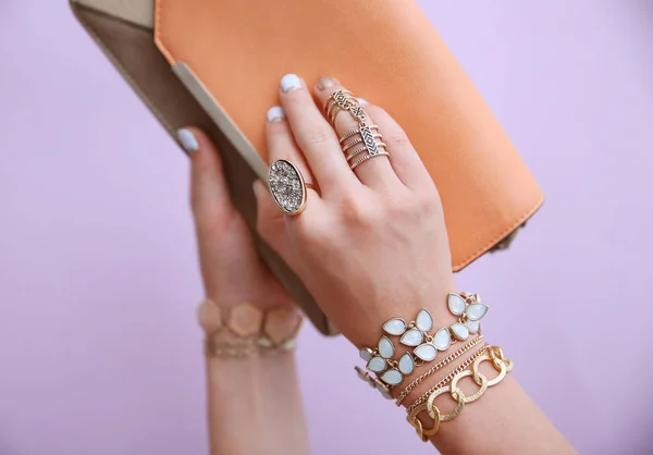 Ženské ruce s šperky — Stock fotografie