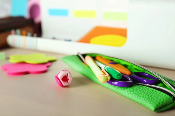 Kleurrijke briefpapier op tafel — Stockfoto