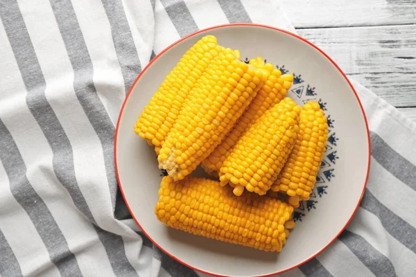 Вкусные вареные кукурузные початки — стоковое фото